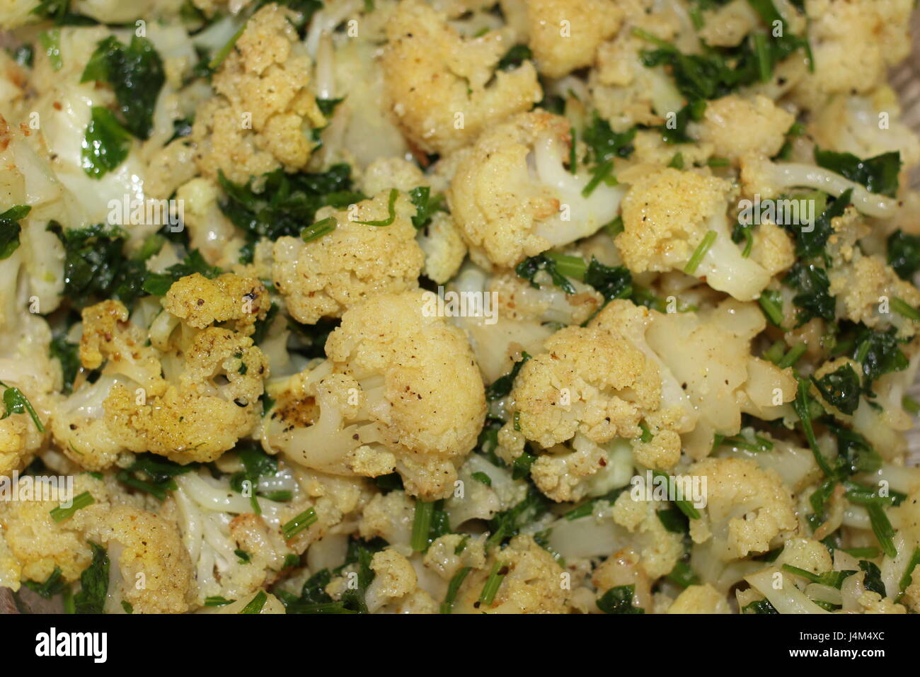 Cavolfiori fritti in olio con prezzemolo closeup Foto Stock