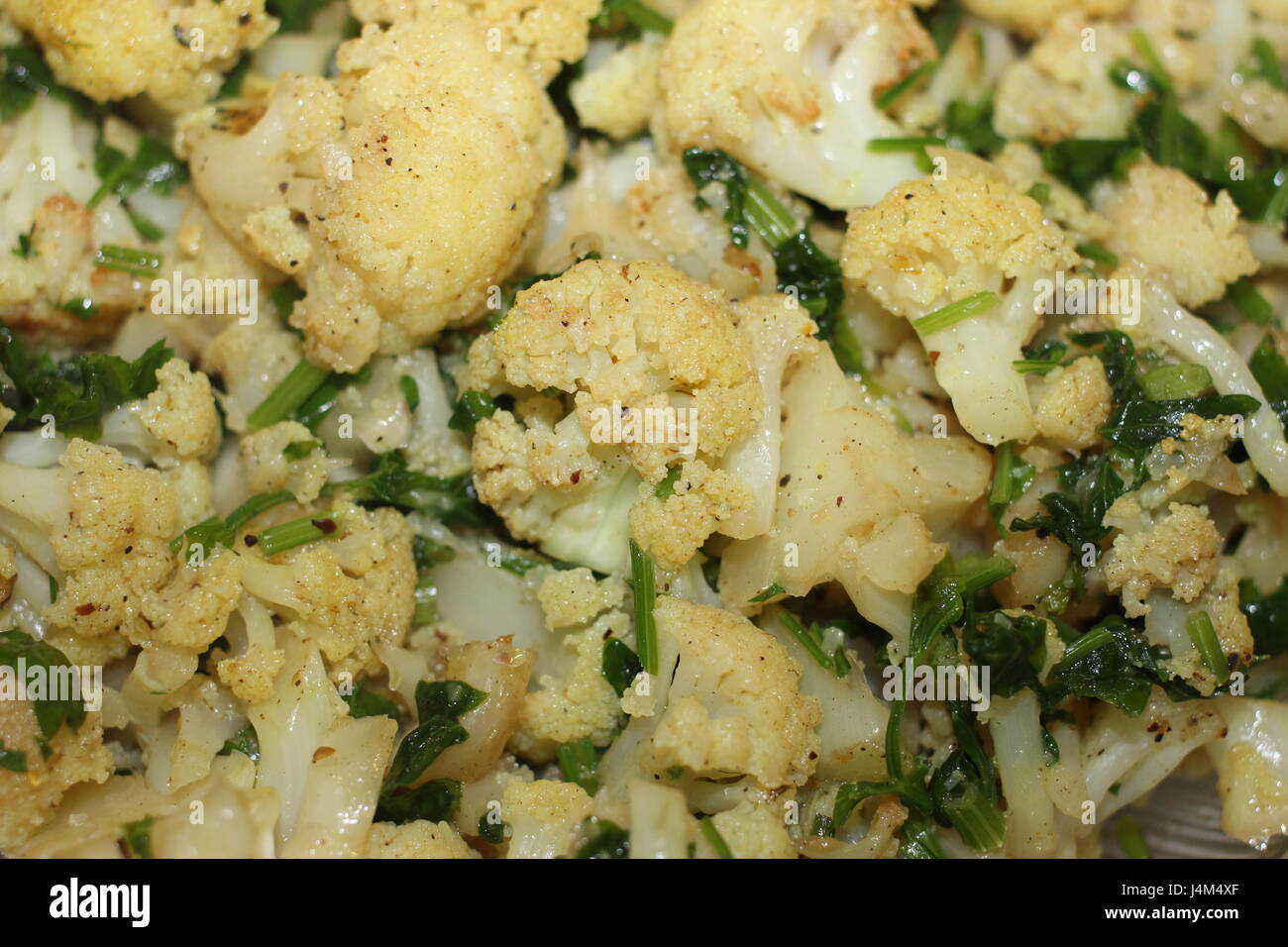 Cavolfiori fritti in olio con prezzemolo closeup Foto Stock