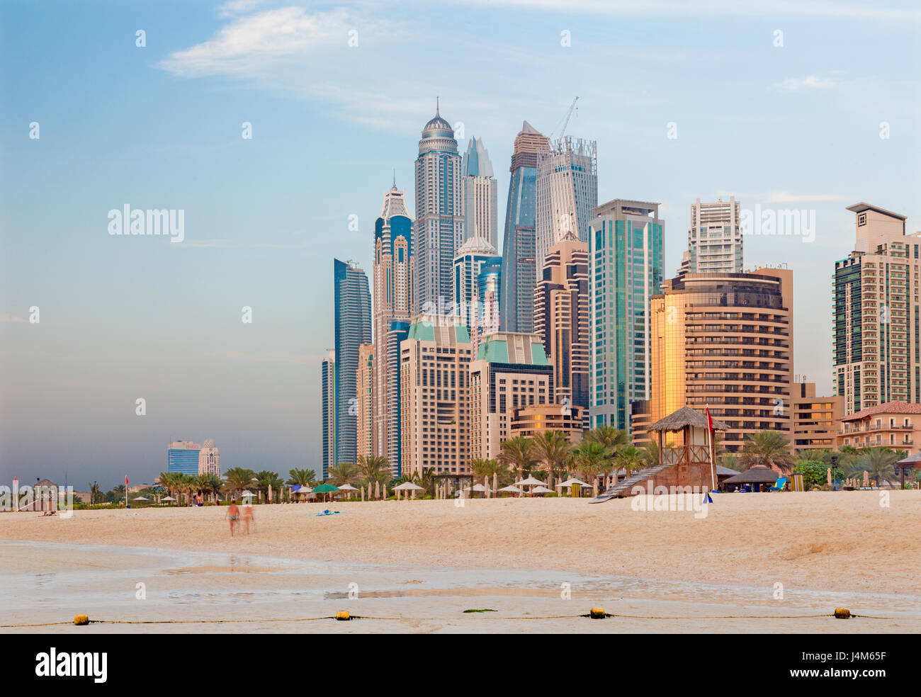 Dubai - La sera Marina Towers da spiaggia. Foto Stock