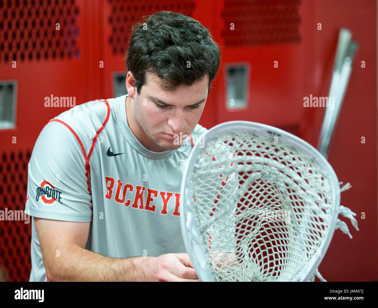 Ohio State lacrosse player lavorando sulla sua attrezzatura prima di una partita ad alto punto soluzioni Stadium di Piscataway, New Jersey Foto Stock