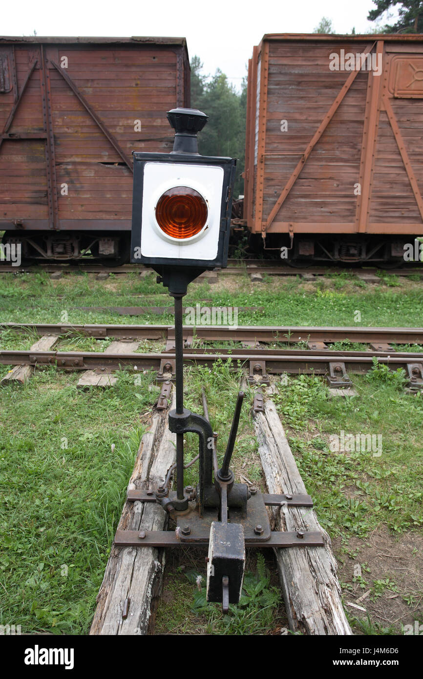 Il vecchio interruttore ferroviario sullo sfondo con rotaie e treno Foto Stock