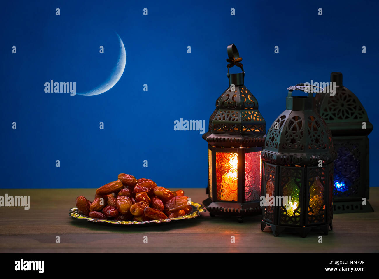 La festa islamica del mese sacro del Ramadan Kareem. Bellissimo sfondo con un brillante lanterna Fanus. Spazio libero per il tuo testo. Foto Stock