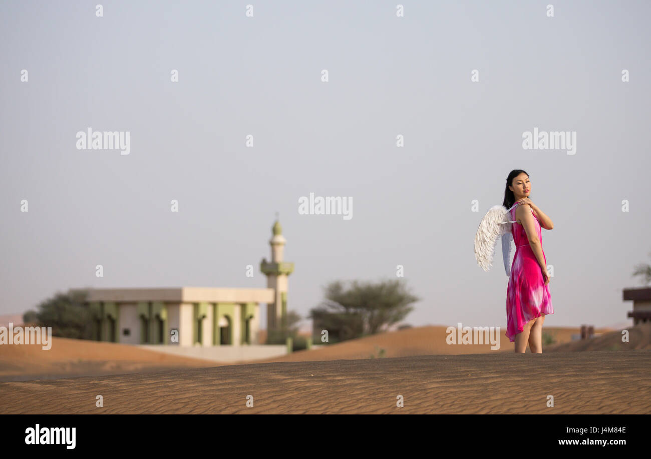 Giovane donna con angolo ali in un deserto Foto Stock
