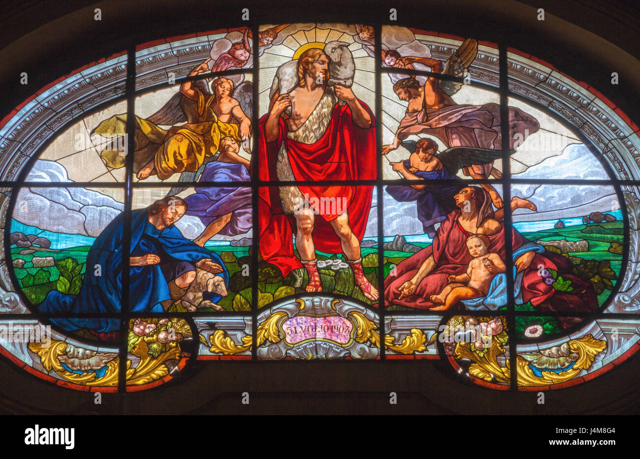 Torino, Italia - 13 Marzo 2017: le vetrate del Buon Pastore nella Chiesa di Santo Tommaso da dall'anno 1903. Foto Stock