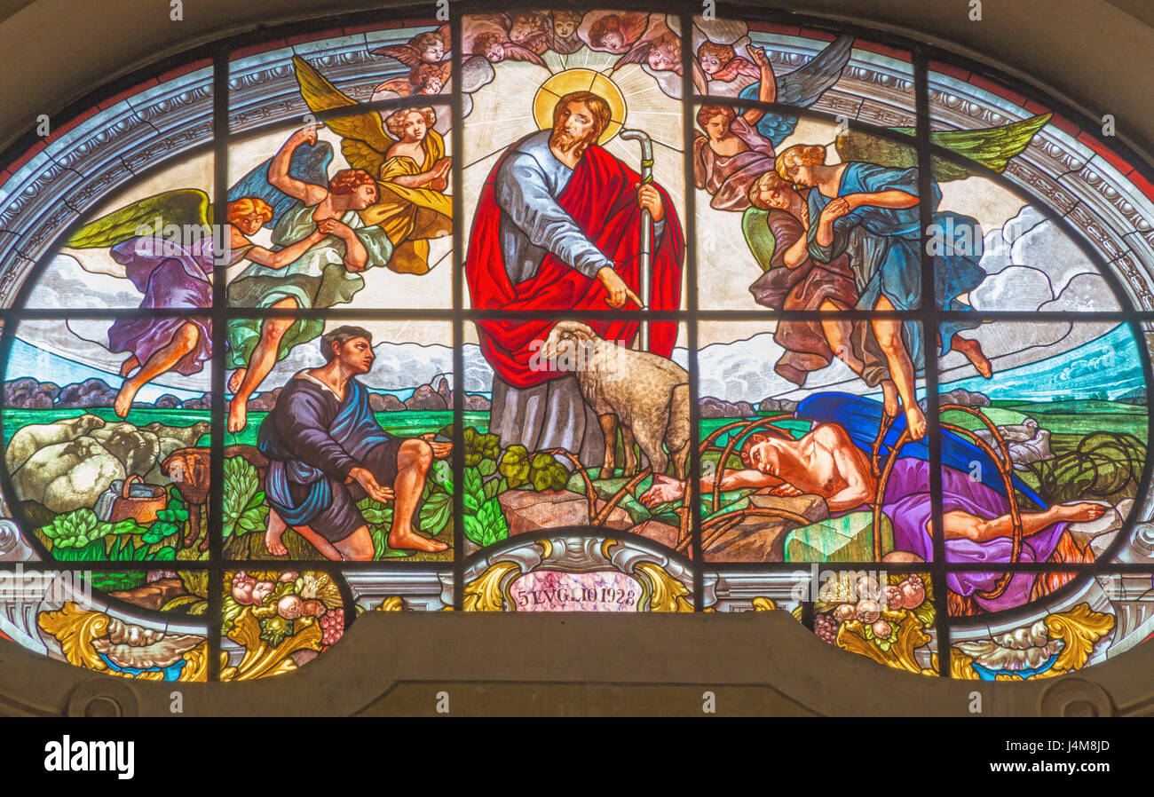 Torino, Italia - 13 Marzo 2017: le vetrate del Buon Pastore nella Chiesa di Santo Tommaso da artista sconosciuto dall'anno 1928. Foto Stock