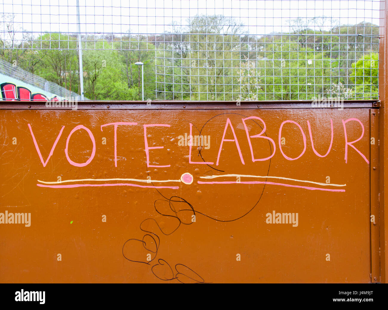 Graffiti politici in Calder Holmes Park, Hebden Bridge, West Yorkshire, Regno Unito Foto Stock