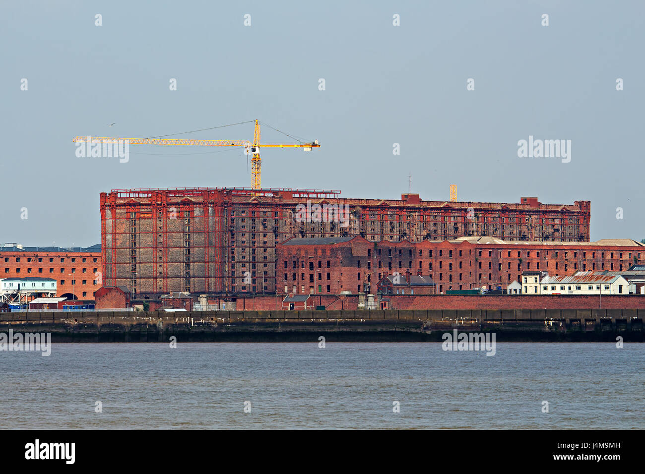 Una vista di Stanley Dock Tobacco Warehouse Liverpool presi da Seacombe Foto Stock