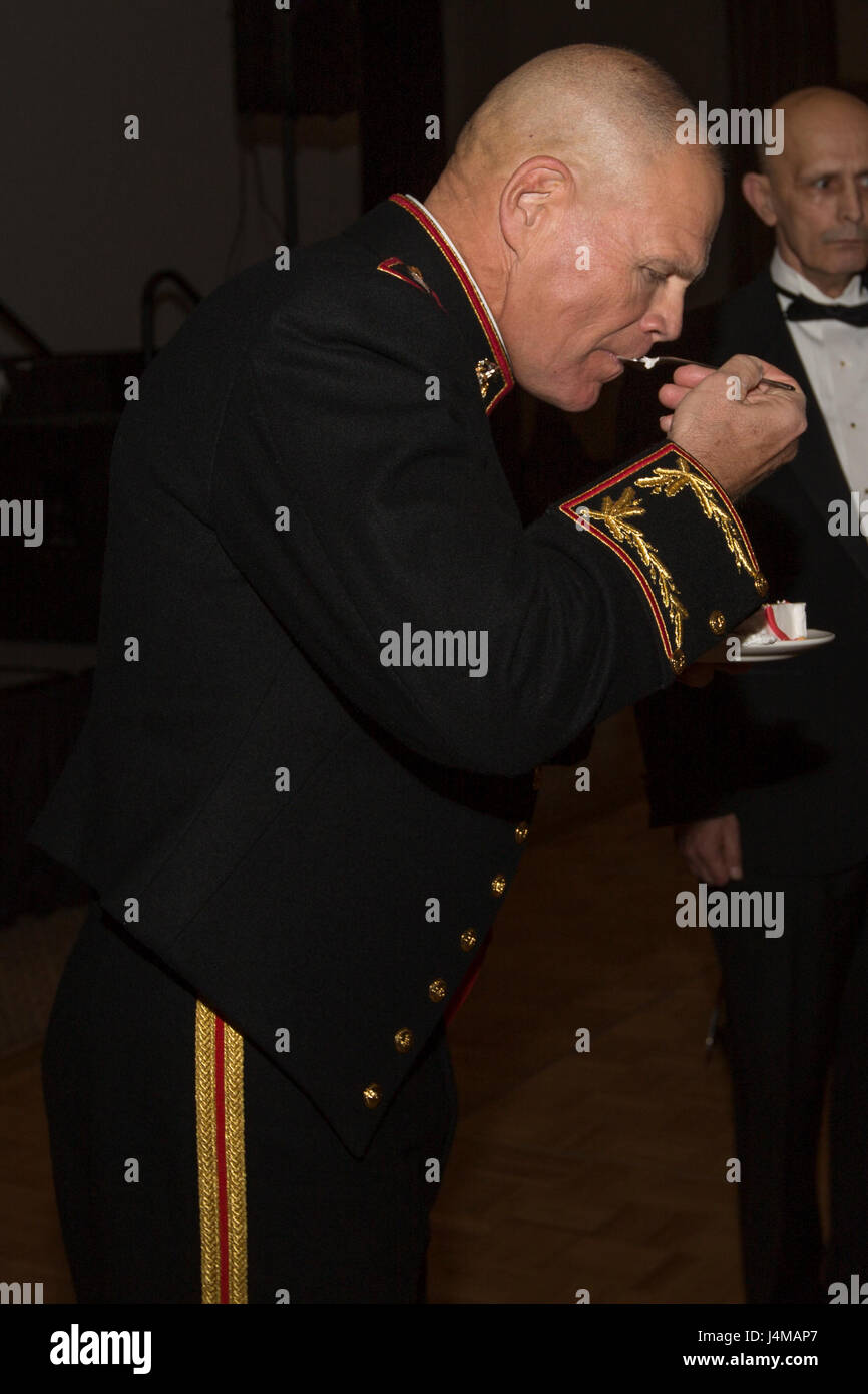 Il comandante del Marine Corps gen. Robert B. Neller mangia una fetta di torta presso il Corso di formazione e istruzione di comando sfera di compleanno in Tyson's Corner, Virginia, nov. 10, 2016. Neller stato ospite di onore per la sfera di compleanno. (U.S. Marine Corps foto di Cpl. Samantha K. Braun) Foto Stock