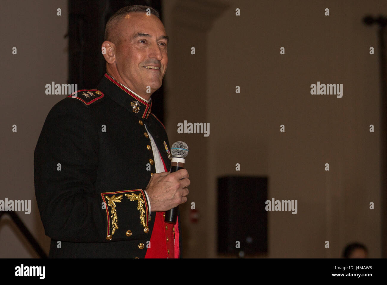 Stati Uniti Marine Corps Il Mag. Gen. James W. Lukeman, comandante generale della formazione e dell'istruzione di comando (TECOM), parla di Marines e gli ospiti che frequentano il compleanno TECOM palla in Tyson's Corner, Virginia, nov. 10, 2016. Il comandante del Marine Corps gen. Robert B. Neller stato ospite di onore per la sfera di compleanno. (U.S. Marine Corps foto di Cpl. Samantha K. Braun) Foto Stock