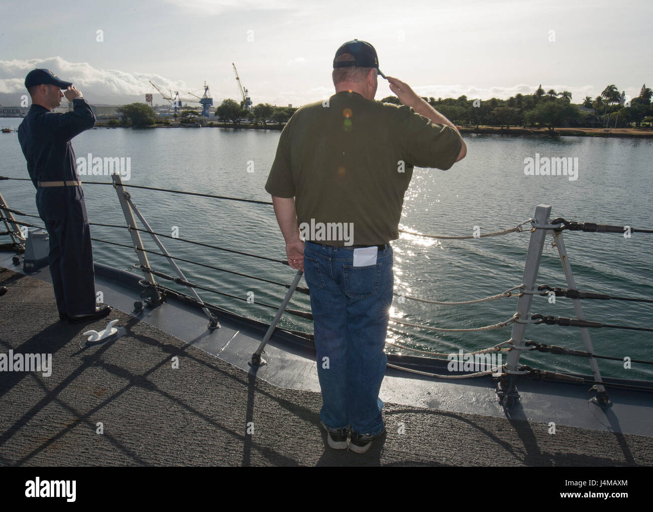 161108-N-SU278-176 PEARL HARBOR (nov. 8, 2016) Master Chief Petty Officer Riojas Lucas (sinistra), assegnato alla guidato-missile destroyer USS Spruance (DDG 111), e Richard Newman, una tigre a bordo Spruance, rendere onore a la USS Nevada (BB 36) mentre ricevendo in corso da Pearl Harbor, nov. 8, 2016. Spruance e visite-missile cacciatorpediniere USS Decatur (DDG 73) e USS Momsen (DDG 92), insieme con imbarcato "Warbirds" e "Devilfish" i distacchi di elicottero sciopero marittimo Squadron (HSM) 49, sono per finire una distribuzione a sostegno della sicurezza marittima e della stabilità nel Indo-Asia-Pacific a Foto Stock