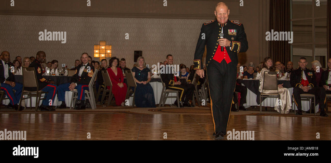 Il comandante del Marine Corps gen. Robert B. Neller parla di Marines e gli ospiti che frequentano il compleanno TECOM palla in Tyson's Corner, Virginia, nov. 10, 2016. Neller stato ospite di onore per la sfera di compleanno. (U.S. Marine Corps foto di Cpl. Samantha K. Braun) Foto Stock