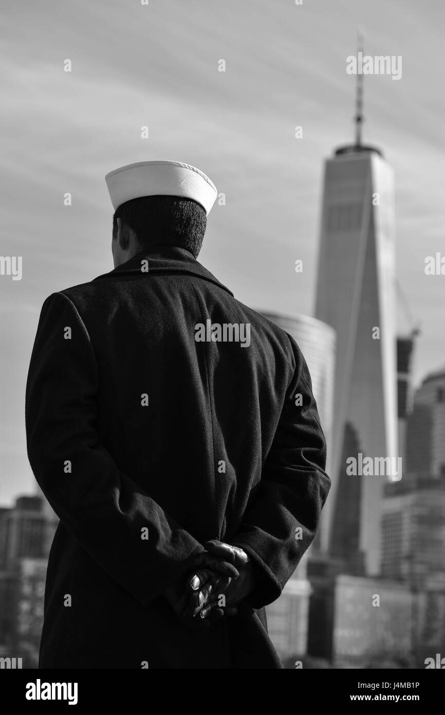 NEW YORK (nov. 10, 2016) marinai uomo le rotaie di assalto anfibio nave USS Iwo Jima (LHD 7) come lei passa la libertà Torre. Iwo Jima è che partecipano nella settimana dei veterani di New York City 2016 per onorare il servizio di tutte le nostre nazioni veterani. La nave ha fatto recentemente ritorno da l' assistenza umanitaria in missione ad Haiti dopo il passaggio dell uragano Matthew #USNavy #NYC #VeteransDay #Neverforget (U.S. Navy foto di Sottufficiali di 2a classe di Andrew Murray/rilasciato) Foto Stock