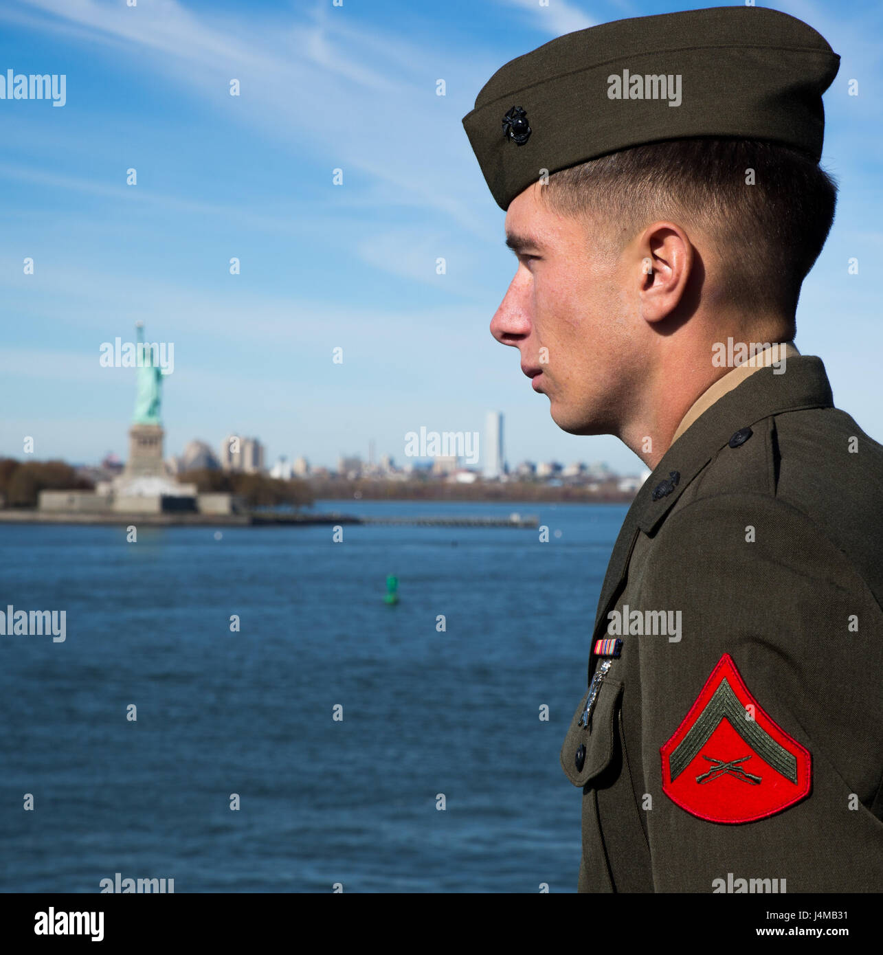 Marine a bordo della USS Iwo Jima osserva la Statua della libertà mentre la nave ormeggia a Port 88, New York City, durante la Veterans Week 2016. 1st Battalion, 8th Marine Regiment e migliaia di membri di servizio partecipano ad eventi in onore dei veterani della nazione. Foto Stock