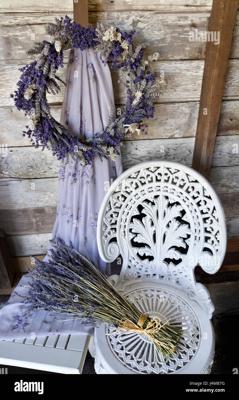Corona di fiori di lavanda con letti in ferro battuto con sedia e lavanda essiccata Foto Stock