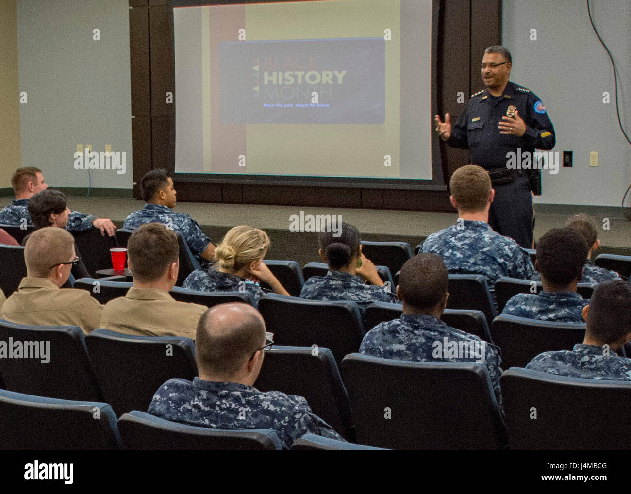 170224-N-AO823-027 PENSACOLA, Fla. (feb. 24, 2017) - David Alexander III, capo della polizia in Pensacola il dipartimento di polizia incontra e parla con i marinai a Naval Aeromedicine Medical Institute (NAMI) durante una storia nero mese evento. Alexander, Pensacola il primo nero a capo della polizia, è stato invitato dal comitato di diversità in medicina della marina militare operativo il Centro di formazione, Nami del comando principale, di essere speciale oratore ospite all'evento. (U.S. Foto di Marina di Massa lo specialista di comunicazione 2a classe Michael J. Lieberknecht/ rilasciato) Foto Stock