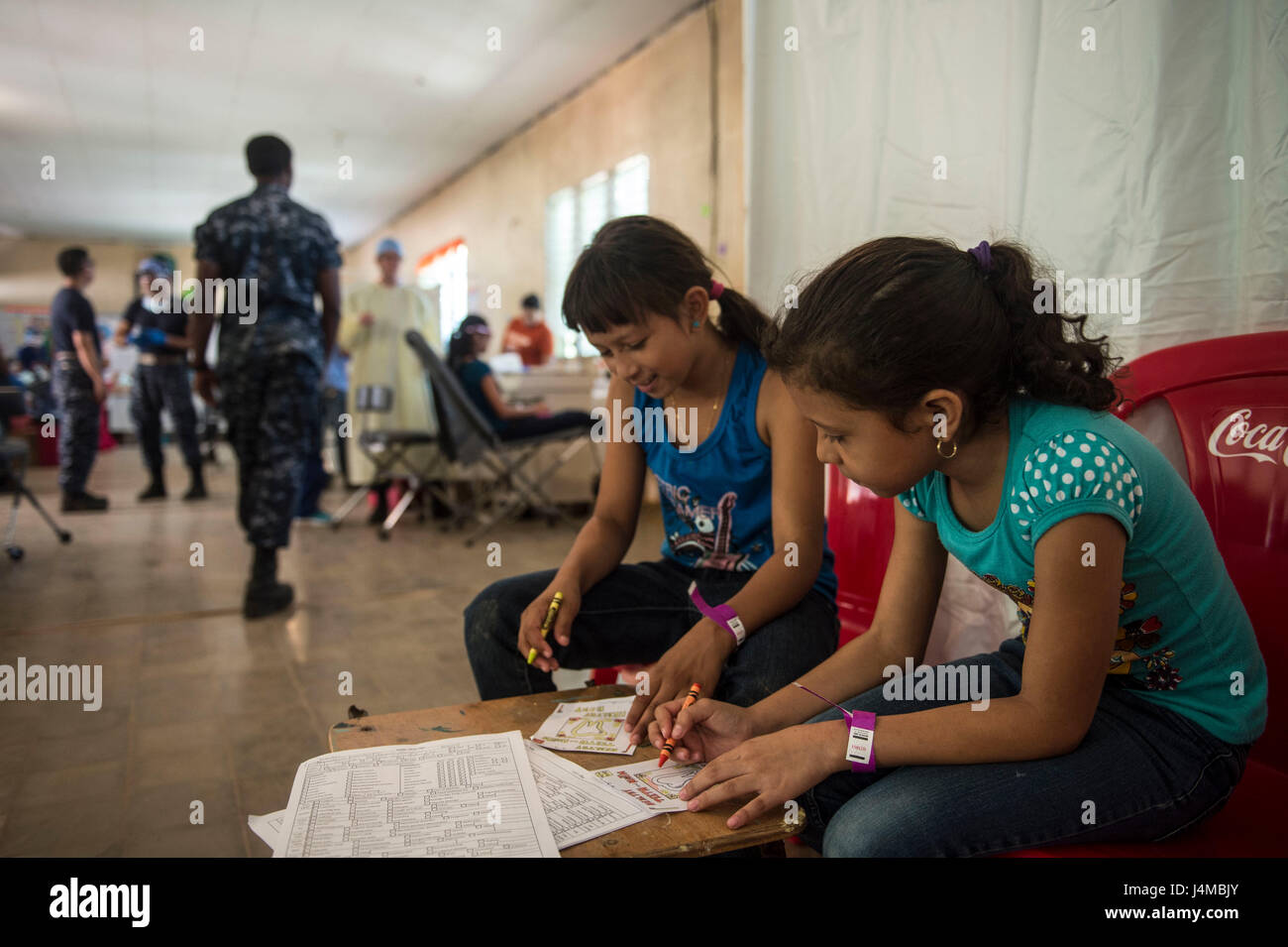 170224-N-WZ792-068 Trujillo, Honduras (feb. 24, 2017) - bambini colore foto educativo in attesa per la pulizia dentale per il perdurare della promessa 2017 (CP-17) sito medico a sostegno di CP-17's visita a Trujillo, Honduras. CP-17 è un U.S. Comando sud-sponsorizzato e U.S. Forze Navali Comando meridionale/STATI UNITI 4a flotta-condotto di distribuzione condotta civile-militare comprendente le operazioni di assistenza umanitaria, formazione impegni, medico, dentista e supporto di veterinari in uno sforzo per mostrare il supporto degli Stati Uniti e di impegno per l'America centrale e del Sud. (U.S. Navy combattere la fotocamera in massa Foto Stock