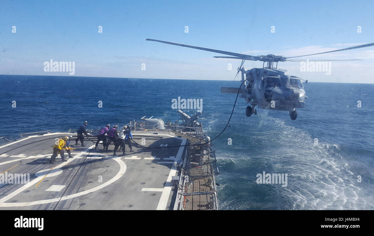 170205-N-OU367-001 OCEANO ATLANTICO (feb. 05, 2017) un MH-60S Sea Hawk elicottero conduce in volo di effettuare le operazioni di rifornimento con la visita-missili cruiser USS Vella Gulf (CG 72). La nave è in corso partecipano in task force esercizio 17-2 in preparazione per una prossima distribuzione. (U.S. Navy foto di tenente j.g. Gabrielle Carter/rilasciato) Foto Stock