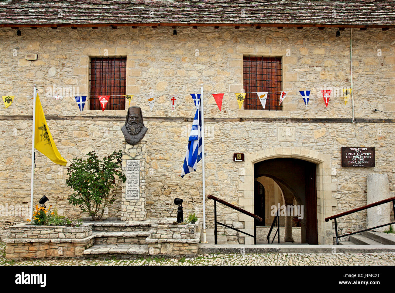 Timios Stavròs ("santa croce') monastero presso la piazza del villaggio omodos, uno dei "vinificazione dei villaggi del distretto di Limassol, Cipro. Foto Stock