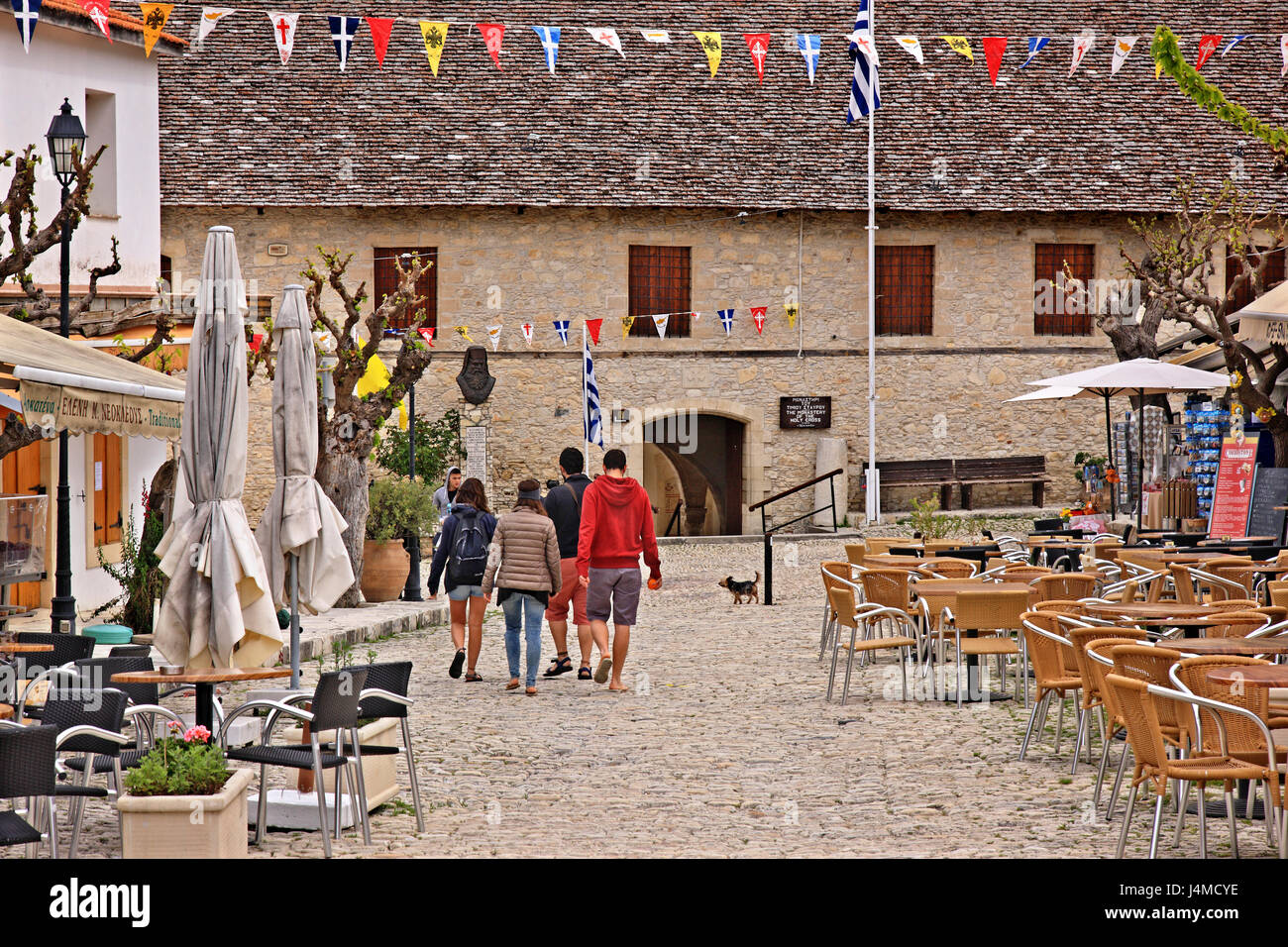 Timios Stavròs ("santa croce') monastero presso la piazza del villaggio omodos, uno dei "vinificazione dei villaggi del distretto di Limassol, Cipro. Foto Stock