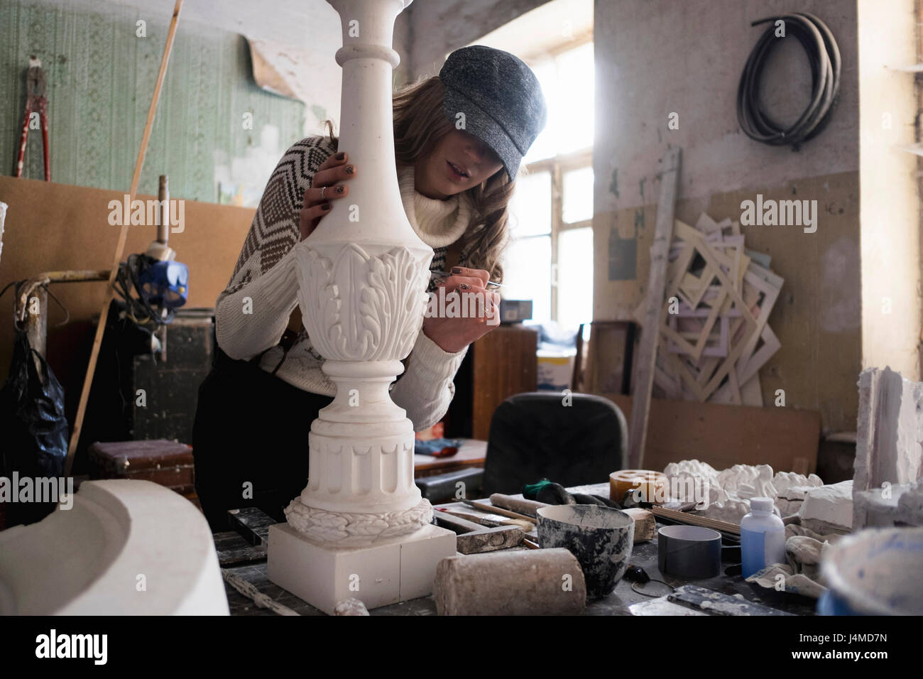 Scultore caucasica carving pezzo di gesso Foto Stock