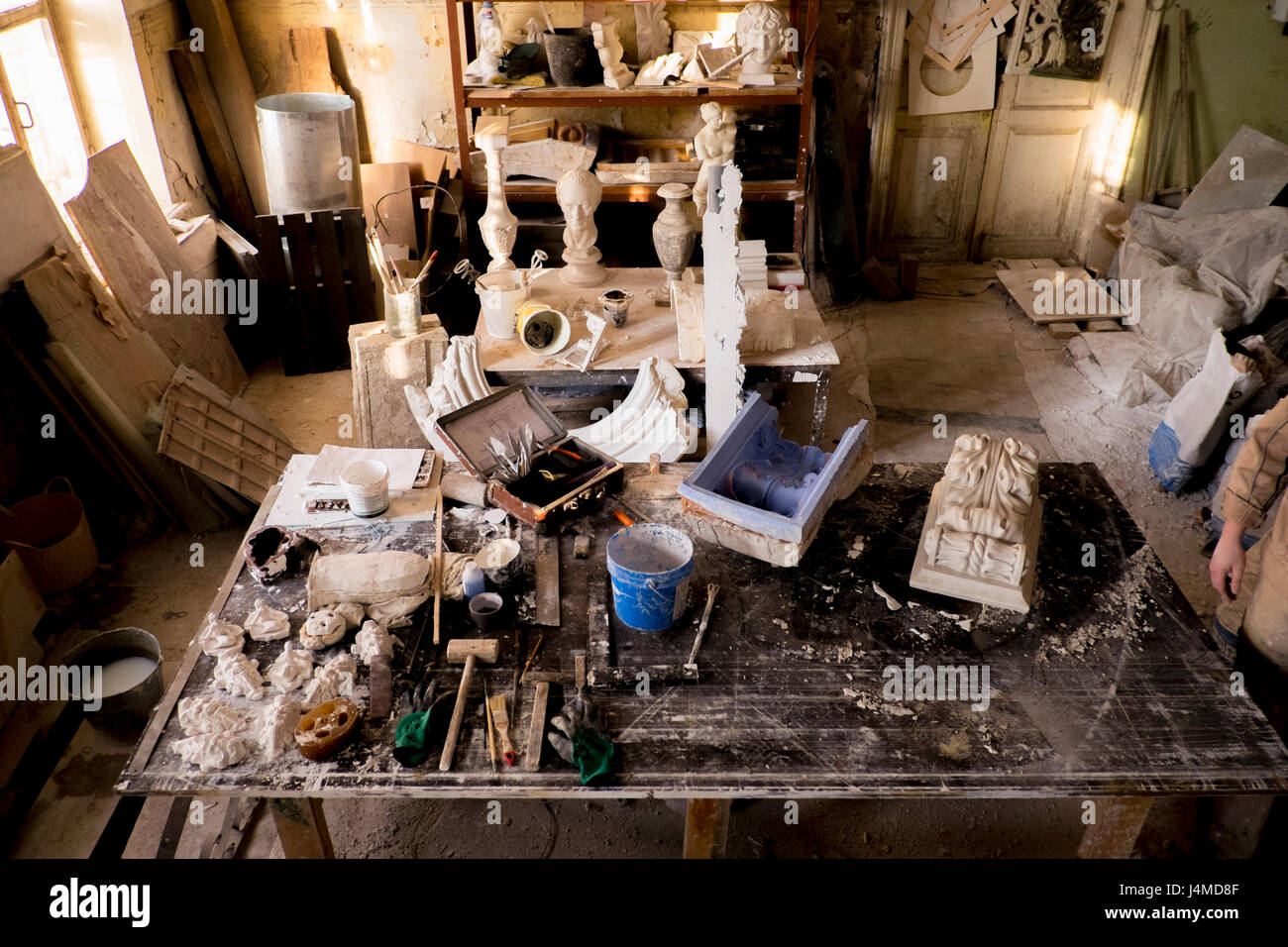 Artista caucasici in disordine studio Foto Stock