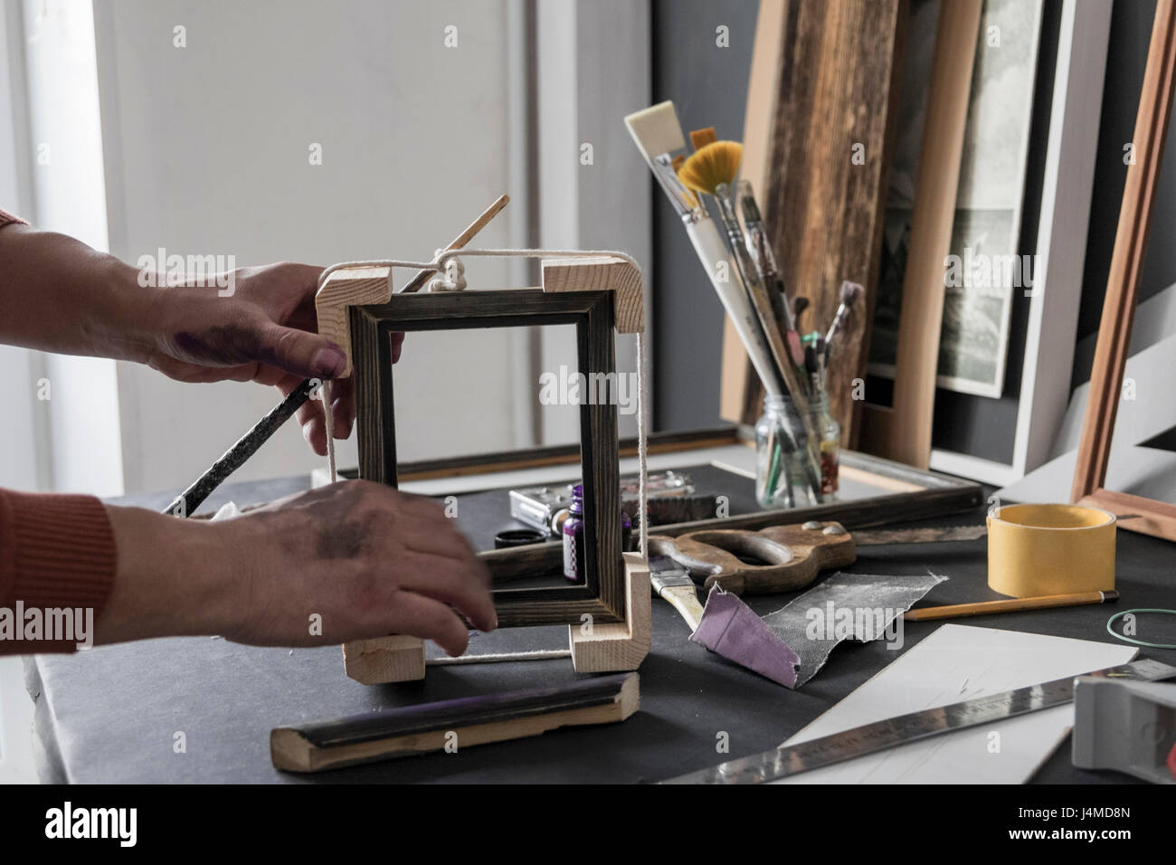 Le mani di artista caucasica rendendo cornice immagine Foto Stock