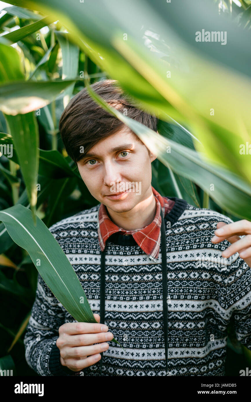 Uomo caucasico sorridente di fogliame Foto Stock