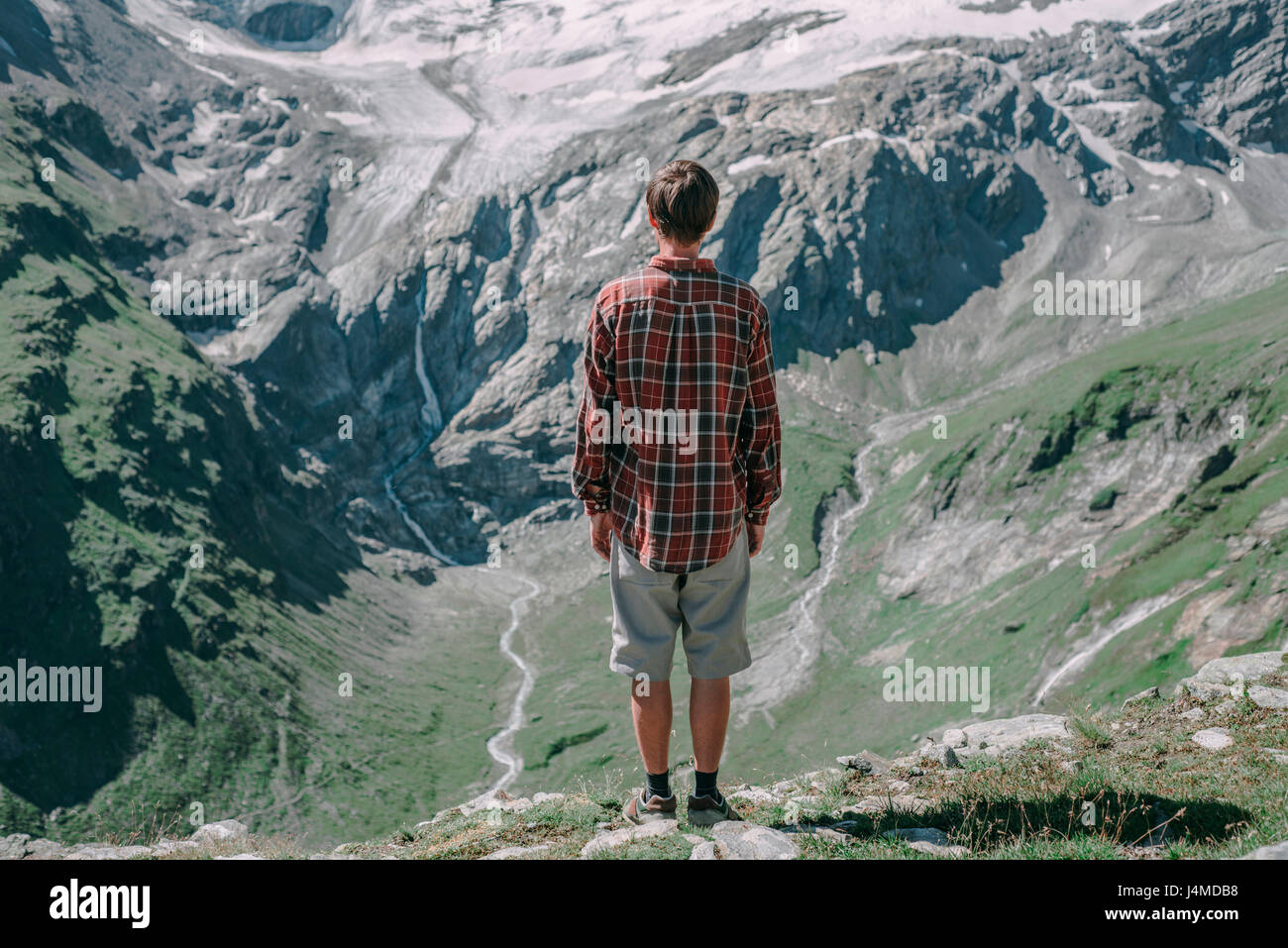 Uomo caucasico ammirando vista panoramica del monte Foto Stock