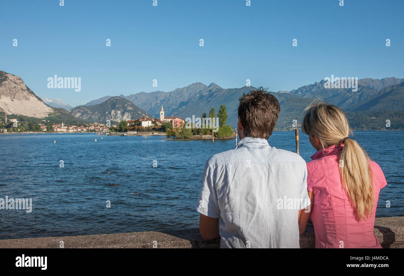 Coppia caucasica ammirando vista panoramica del lago Foto Stock
