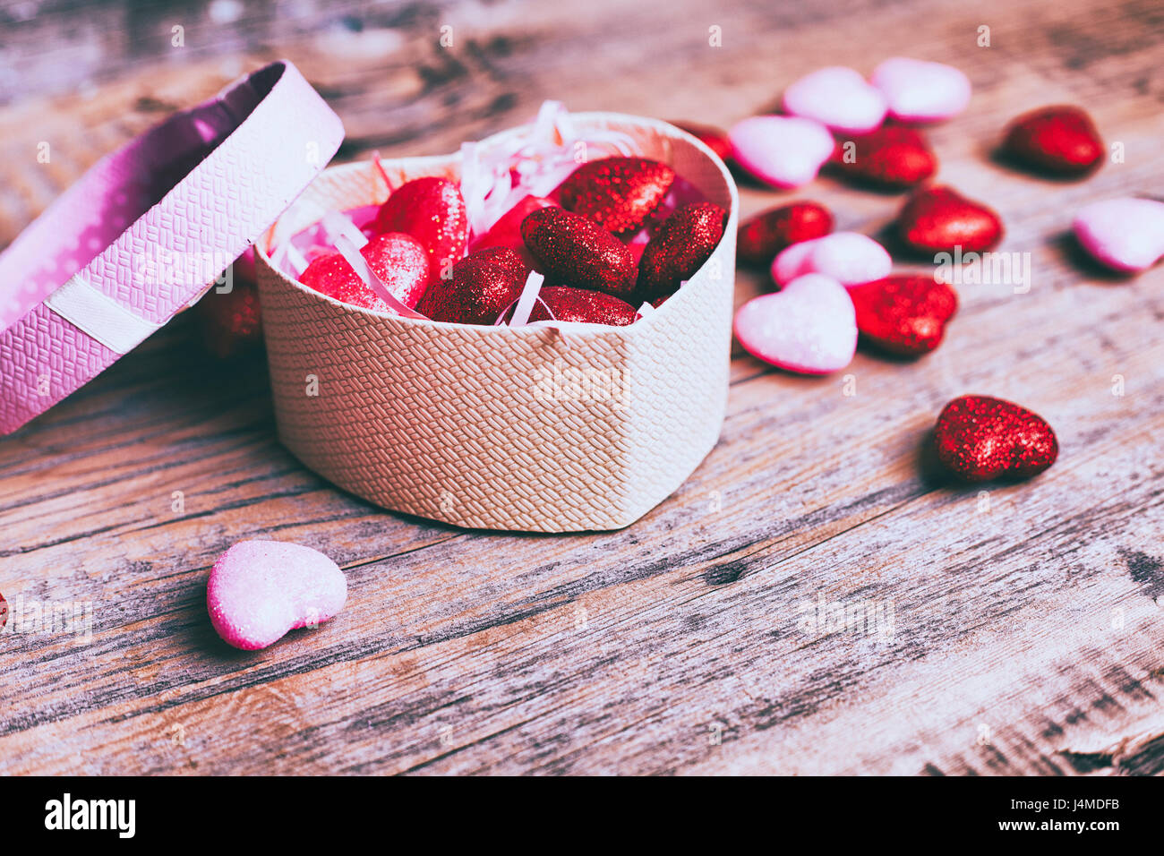 Aprire la scatola di cuori di san valentino Foto Stock