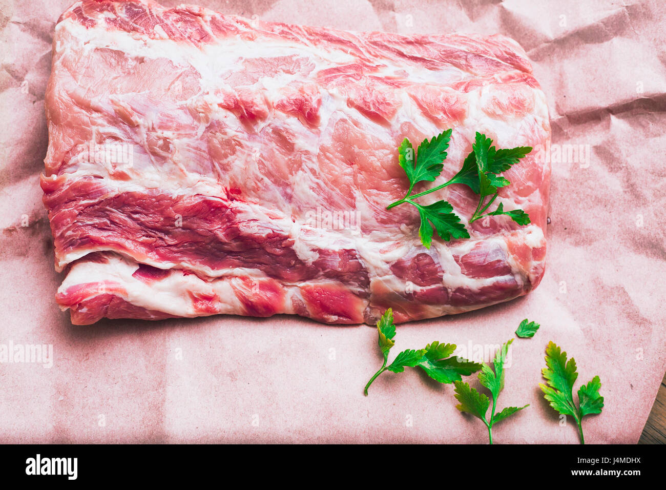 La carne cruda e guarnire sulla carta di macellaio Foto Stock