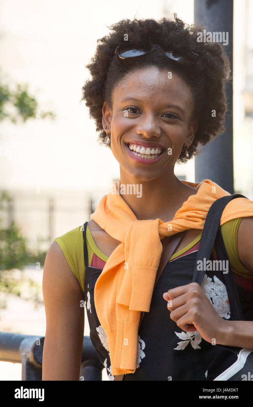 Ritratto di sorridere americano africano donna che la porta in borsa Foto Stock