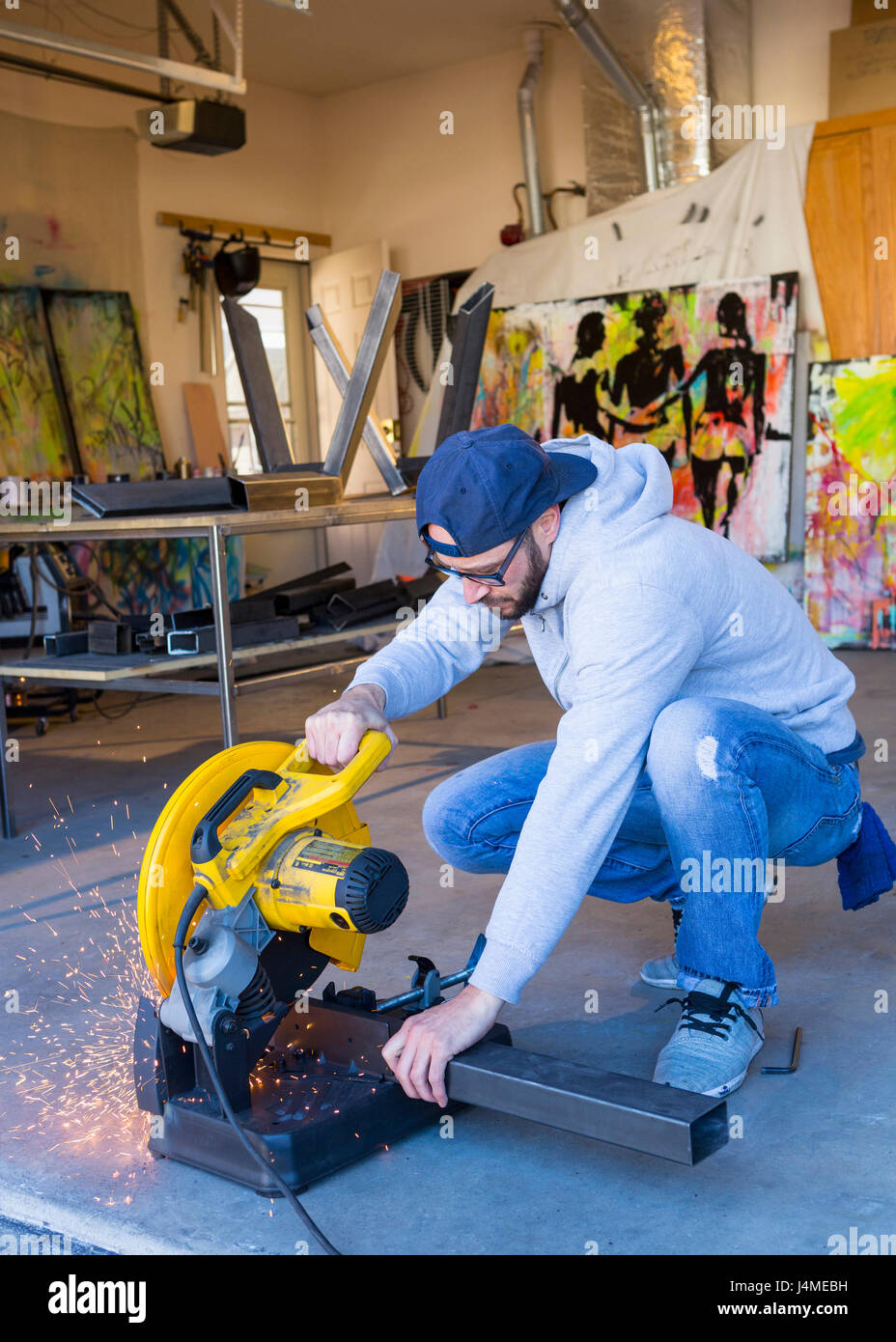 Uomo caucasico il taglio di metallo con SAW Foto Stock