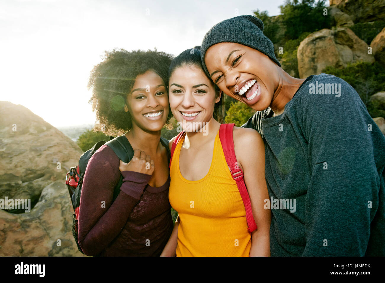 Ritratto di donna sorridente escursionismo Foto Stock