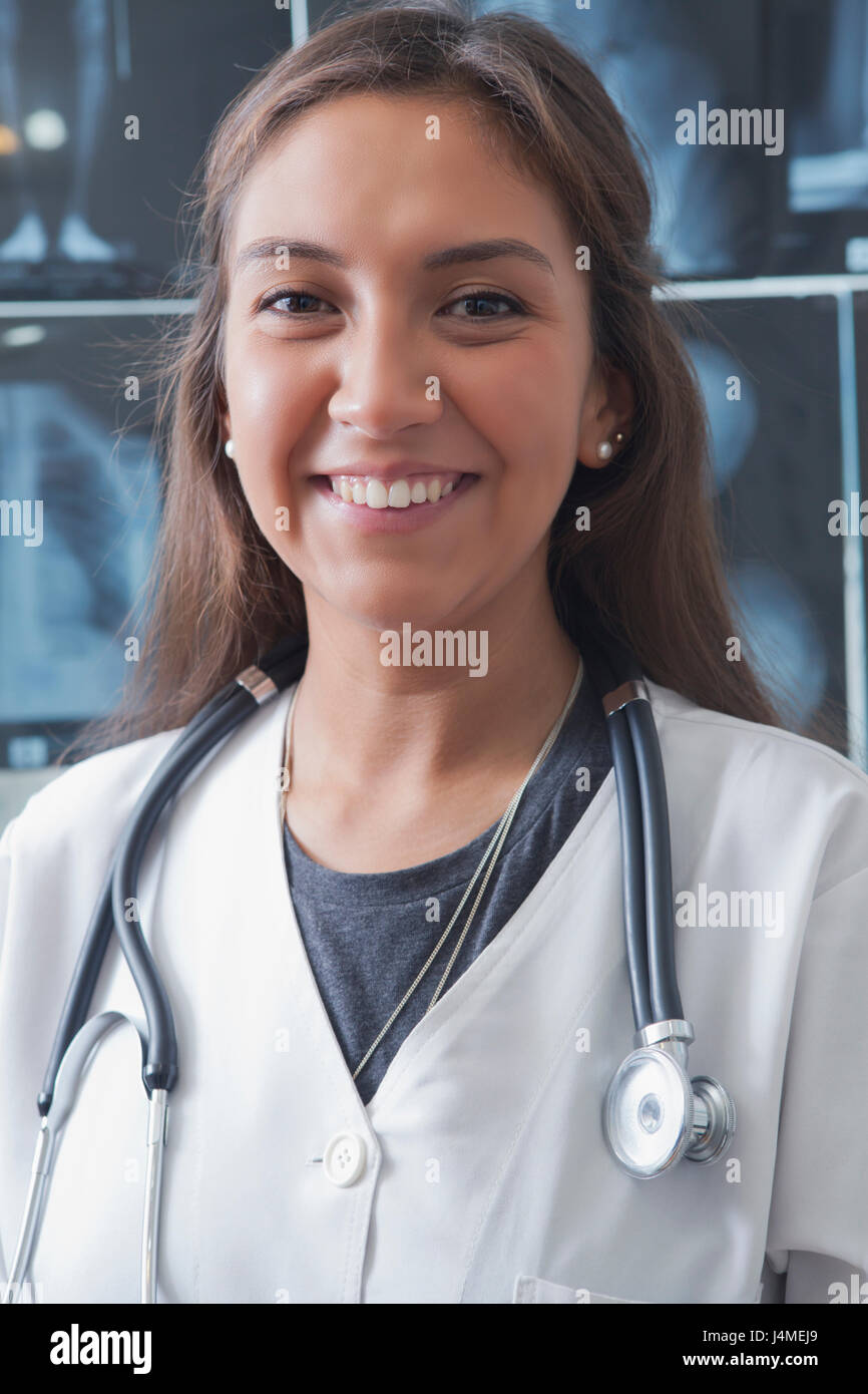 Ritratto di sorridente medico ispanica Foto Stock