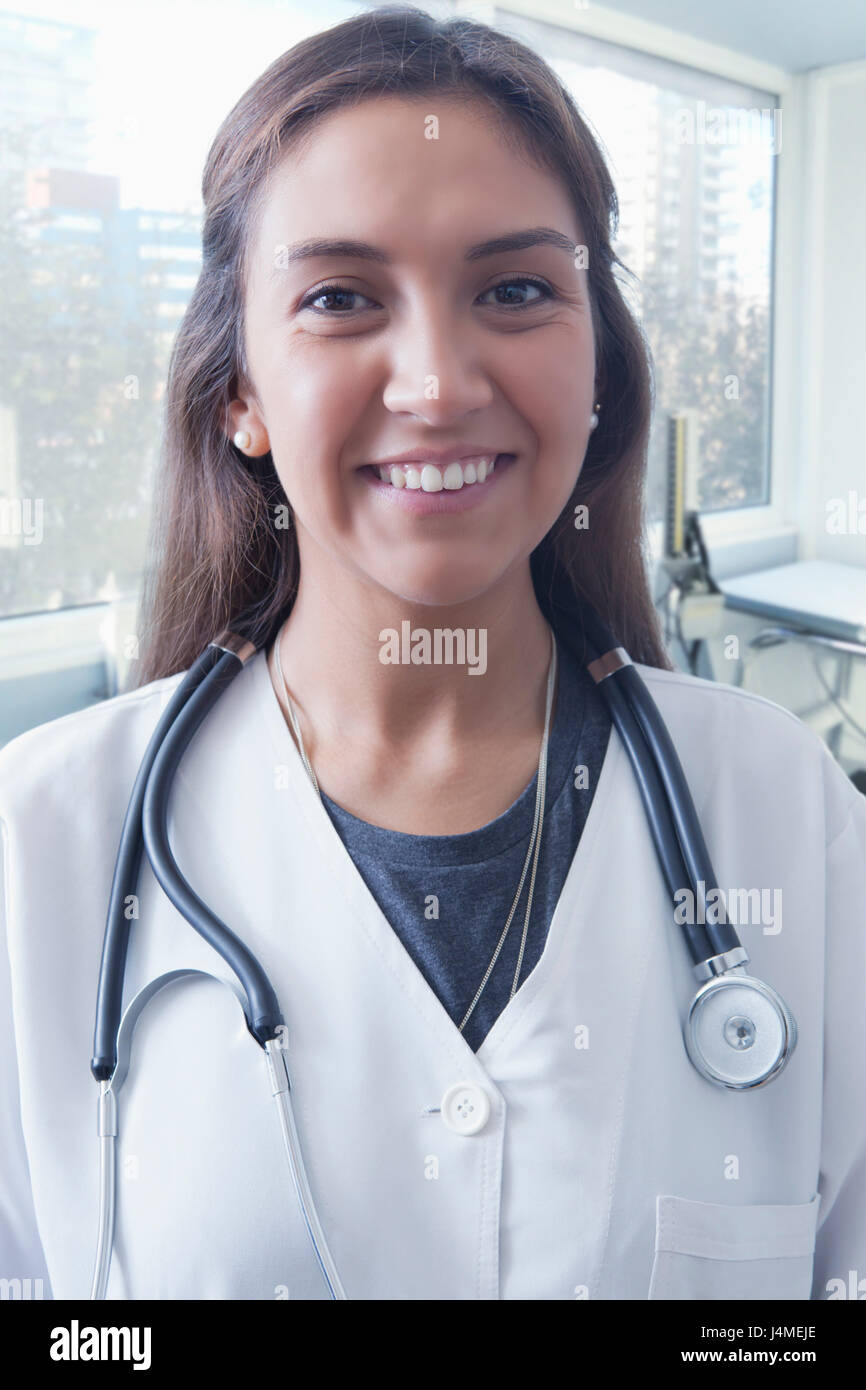 Ritratto di sorridente medico ispanica Foto Stock