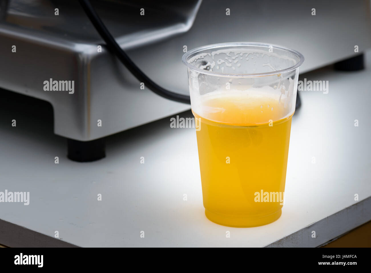 Un bicchiere di birra fresca e gustosa in un villaggio di festa Foto Stock