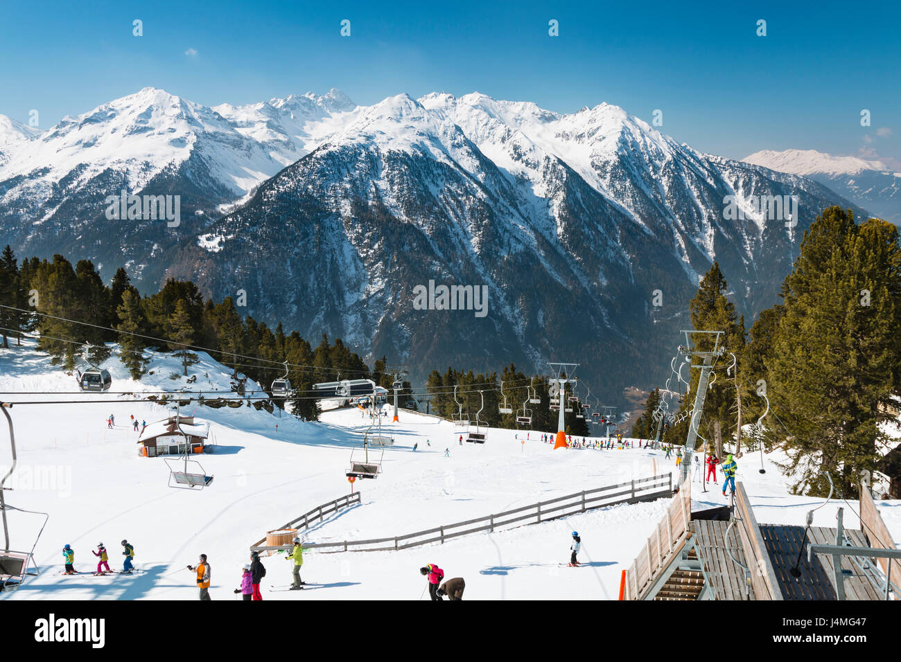 OETZ - MARZO 21: Montagna stazione laterale di Hochoetz seggiovia in Oetztal, Austria il 21 marzo 2016. Foto Stock