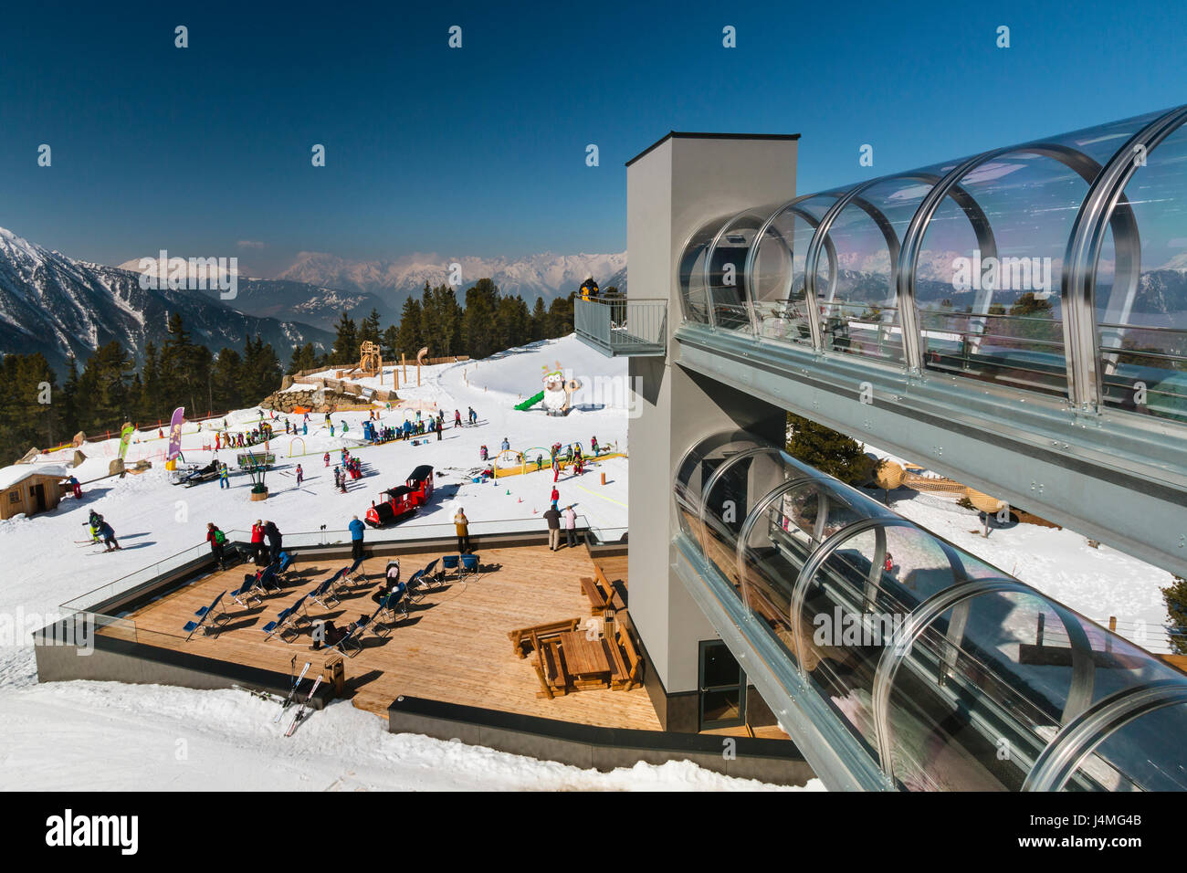 OETZ - MARZO 21: Terrazza e ascensore della stazione a monte del Hochoetz seggiovia in Oetztal, Austria il 21 marzo 2016. Foto Stock