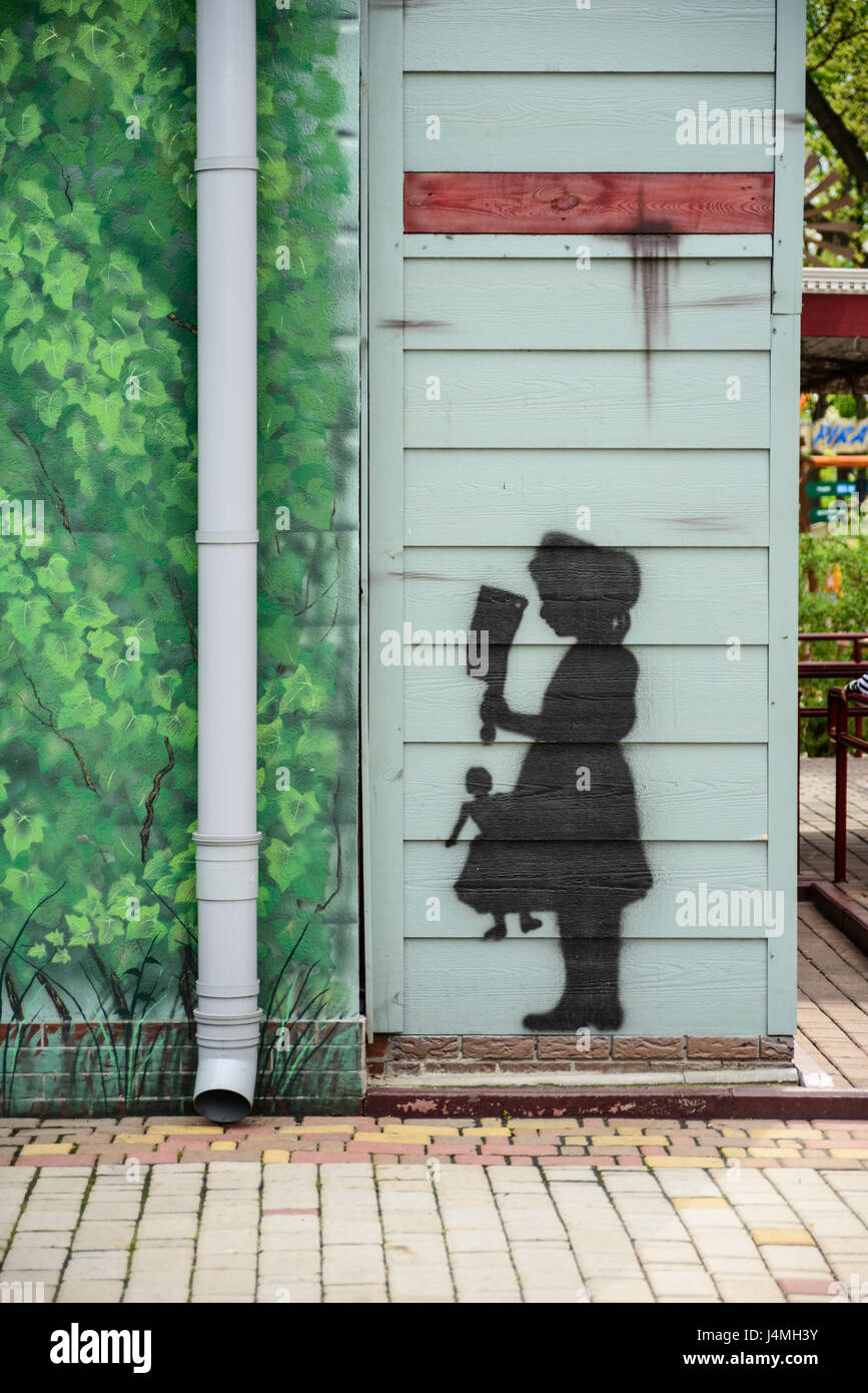 Preoccupante disegnare su una parete in kharkiv Ucraina Foto Stock