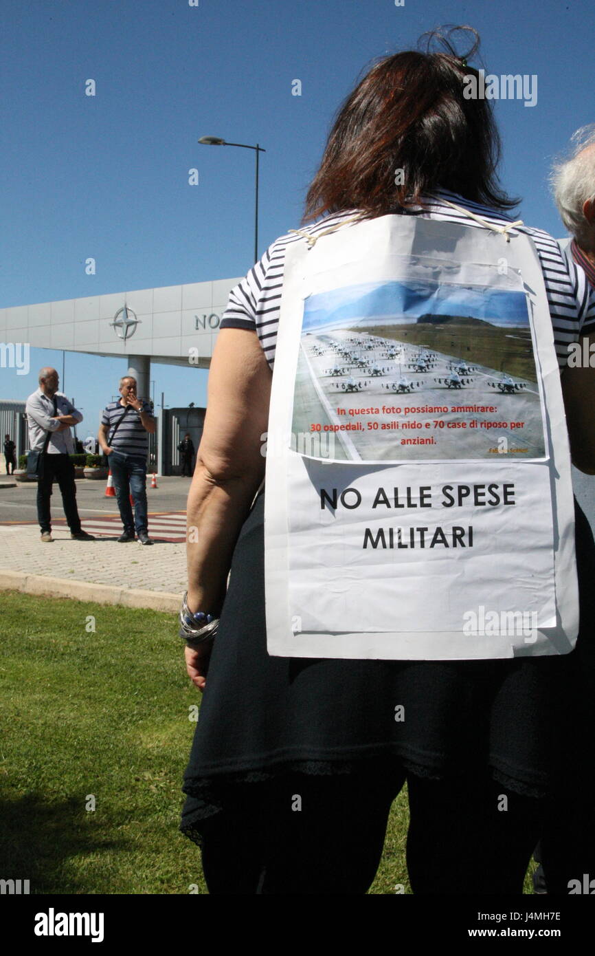 Sit-movimento pacifista. Sit-In alle porte del quartier generale della NATO, Lago Patria dove i comitati e associazioni che stanno animando la anti-contrapposizione militare. (Foto: Esposito Salvatore/Pacific Stampa) Foto Stock