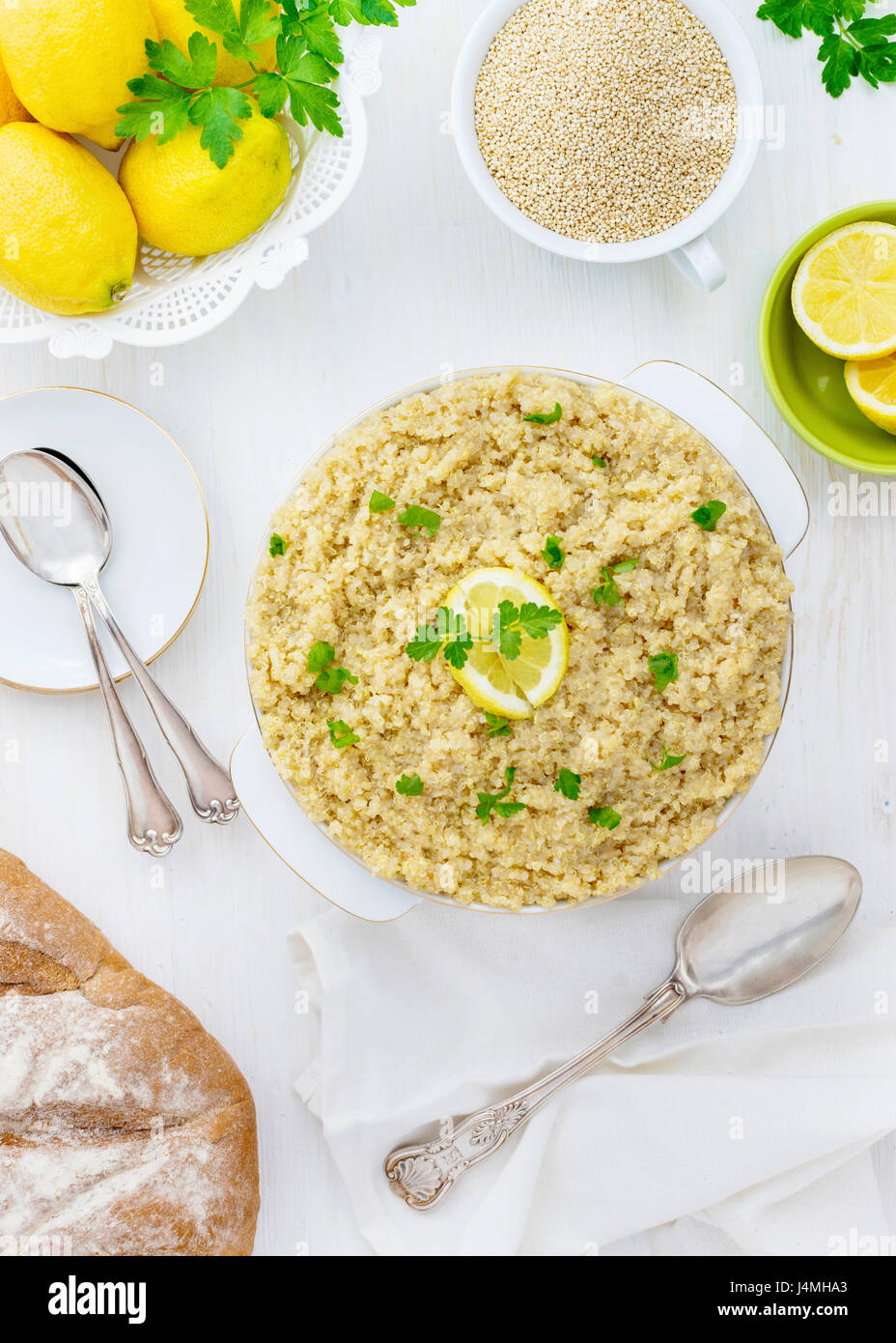 Cuocere la quinoa con non cotti con il lato verticale su immagine di testa con i limoni di erbe e di usura del nastro, su un bianco sfondo di legno . Foto Stock