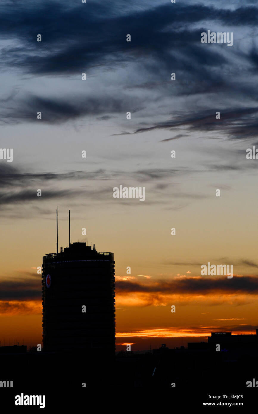 Tramonto autunnale e nuvole drammatiche sulla torre dell'ufficio del campus Vodafone in Düsseldorf 15.10.2016, Foto Stock