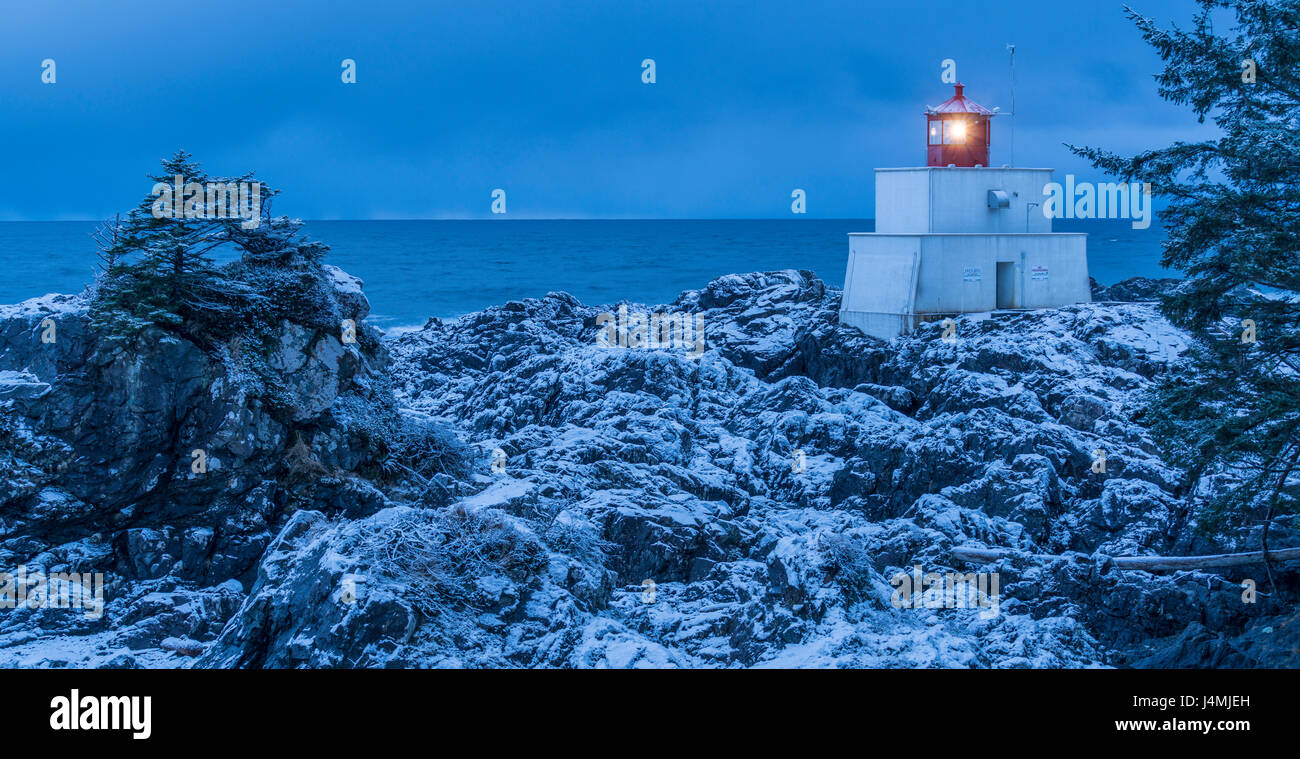 Il faro di Anfitrite sulla Wild Pacific Trail in Ucluelet, British Columbia, Canada, visto all'alba con la neve. Foto Stock