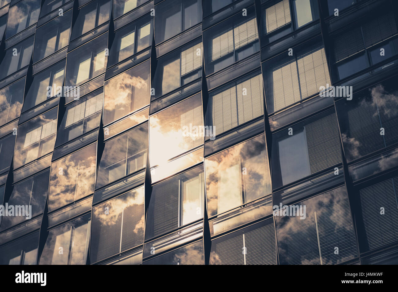 Edificio aziendale con facciata in vetro di riflessione del cielo Foto Stock