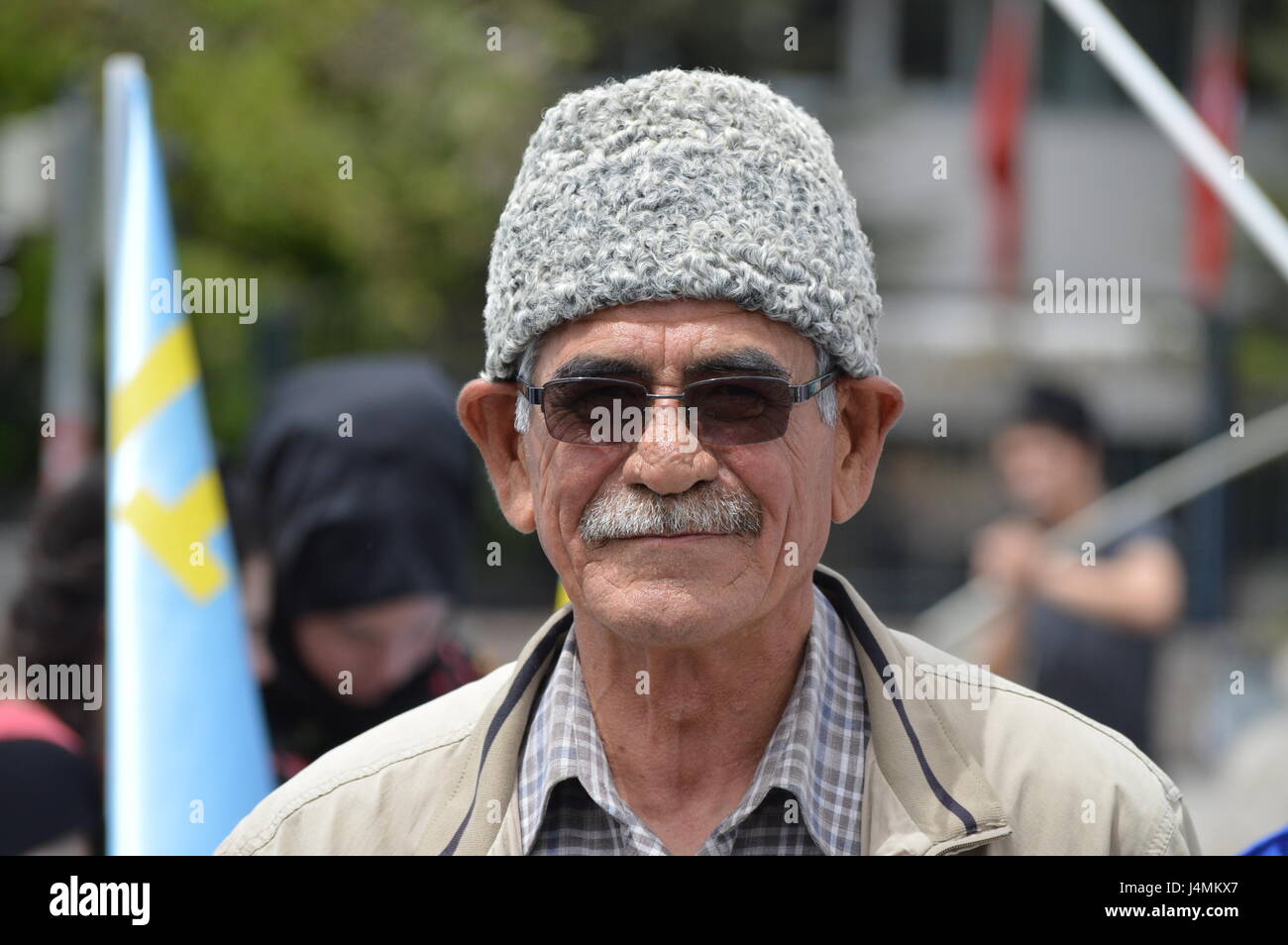 Ankara, Turchia. 13 Maggio, 2017. Un uomo anziano pone durante un lutto rally per la deportazione dei tartari della Crimea il 13 maggio 2017 ad Ankara, Turchia. Il 18-20 maggio 1944, per un totale di 238,500 persone sono state deportate con il fine di Joseph Stalin come una forma di punizione collettiva sotto accusa di collaborare con l'occupazione nazista regime. (Foto: Altan Gocher/Pacific Stampa) Credito: PACIFIC PRESS/Alamy Live News Foto Stock