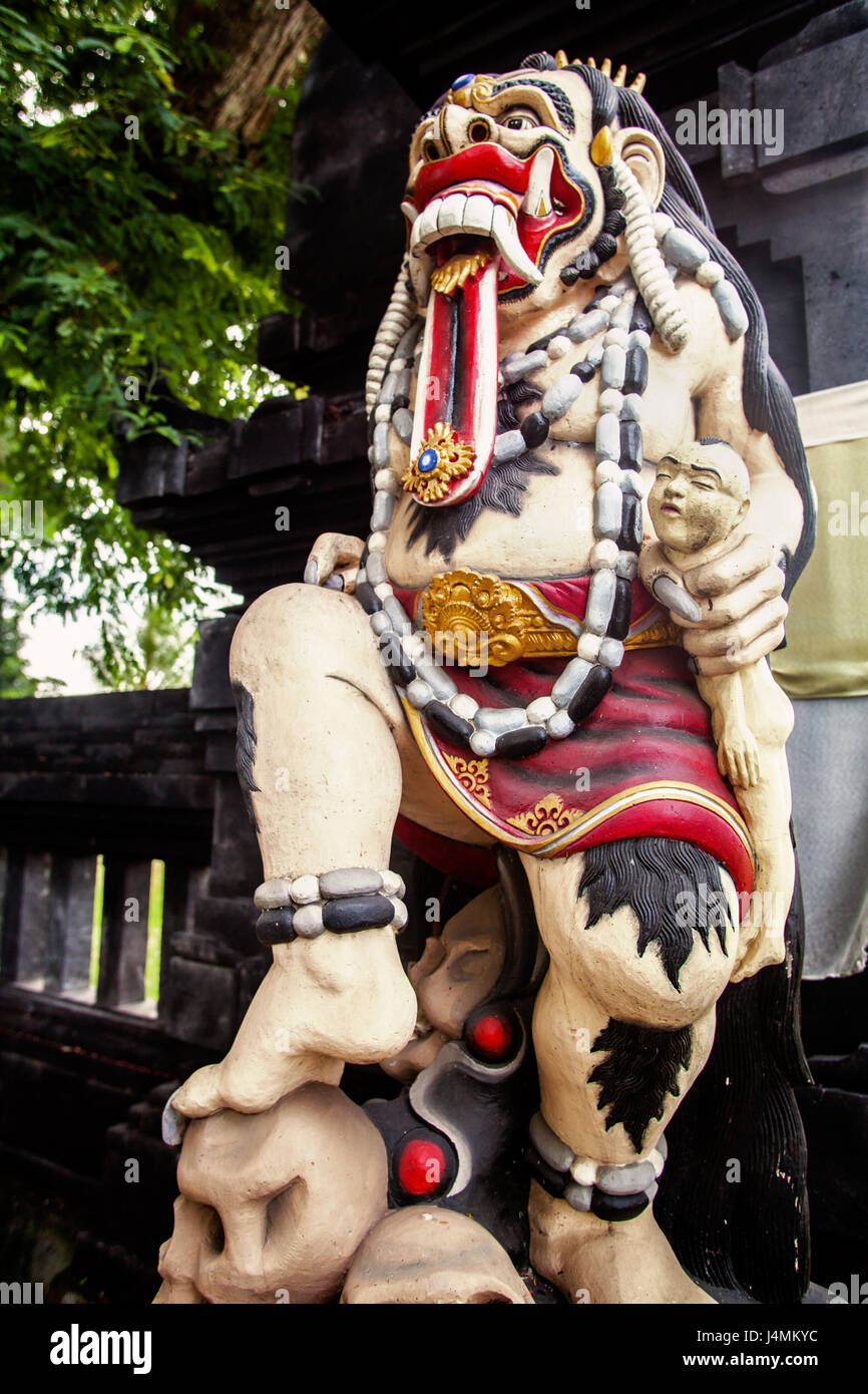 Scary la statua del demone Rangda Regina la presa di un bambino. In stile Balinese mitologia indù Rangda è noto come un bambino mangiare demon comandare un esercito di streghe Foto Stock
