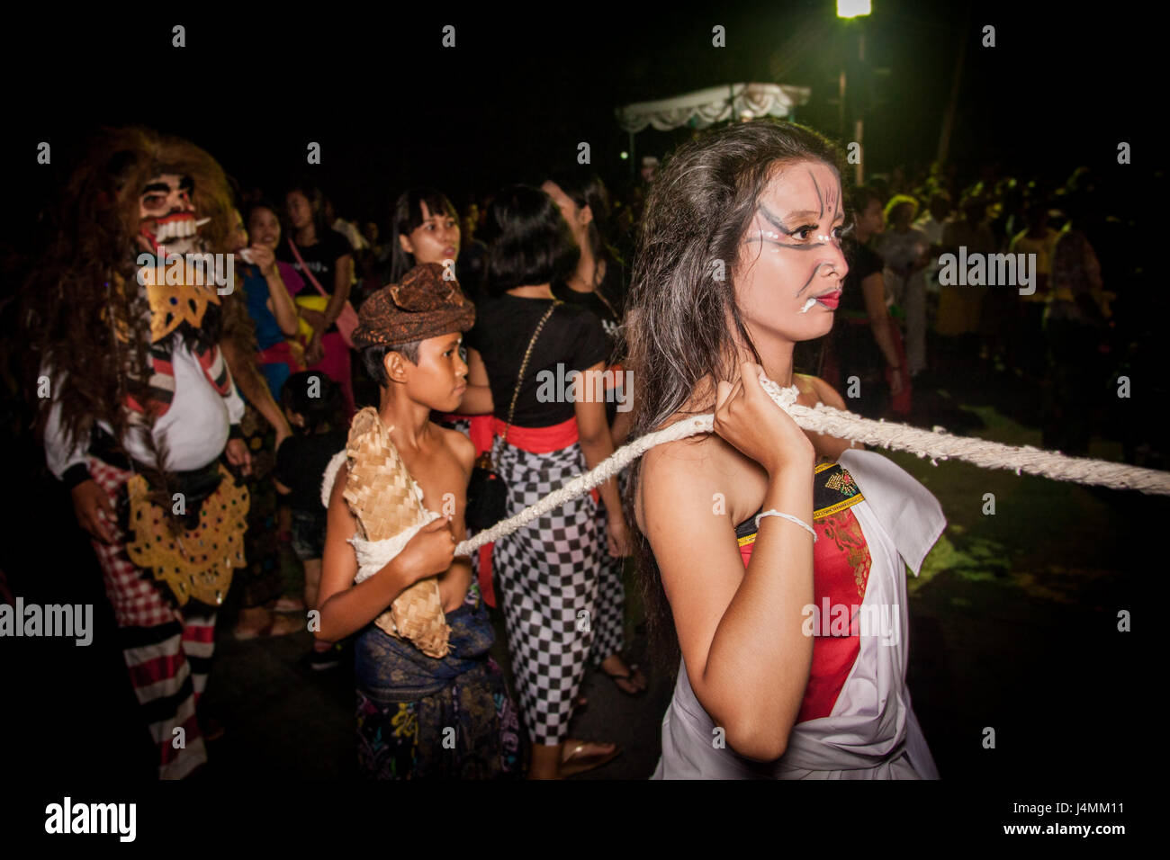 Popolo Balinese effettuando al Ngrupuk sfilano indossando abiti fantasiosi costumi e rivivere le scene del Balinese mitologia indù al partito di strada Foto Stock