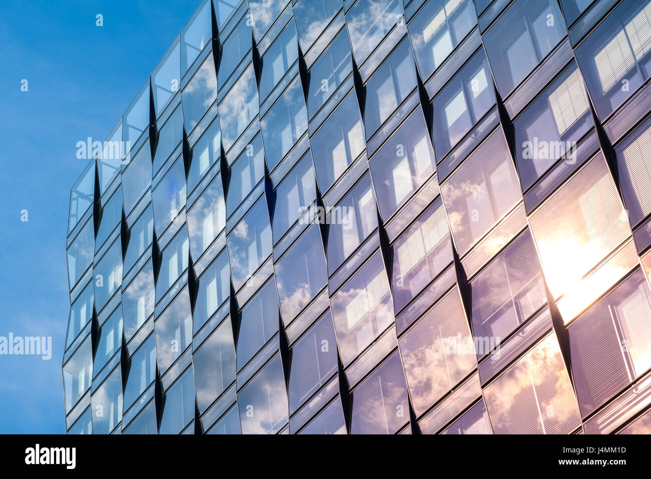 La facciata in vetro con office building - background aziendale Foto Stock