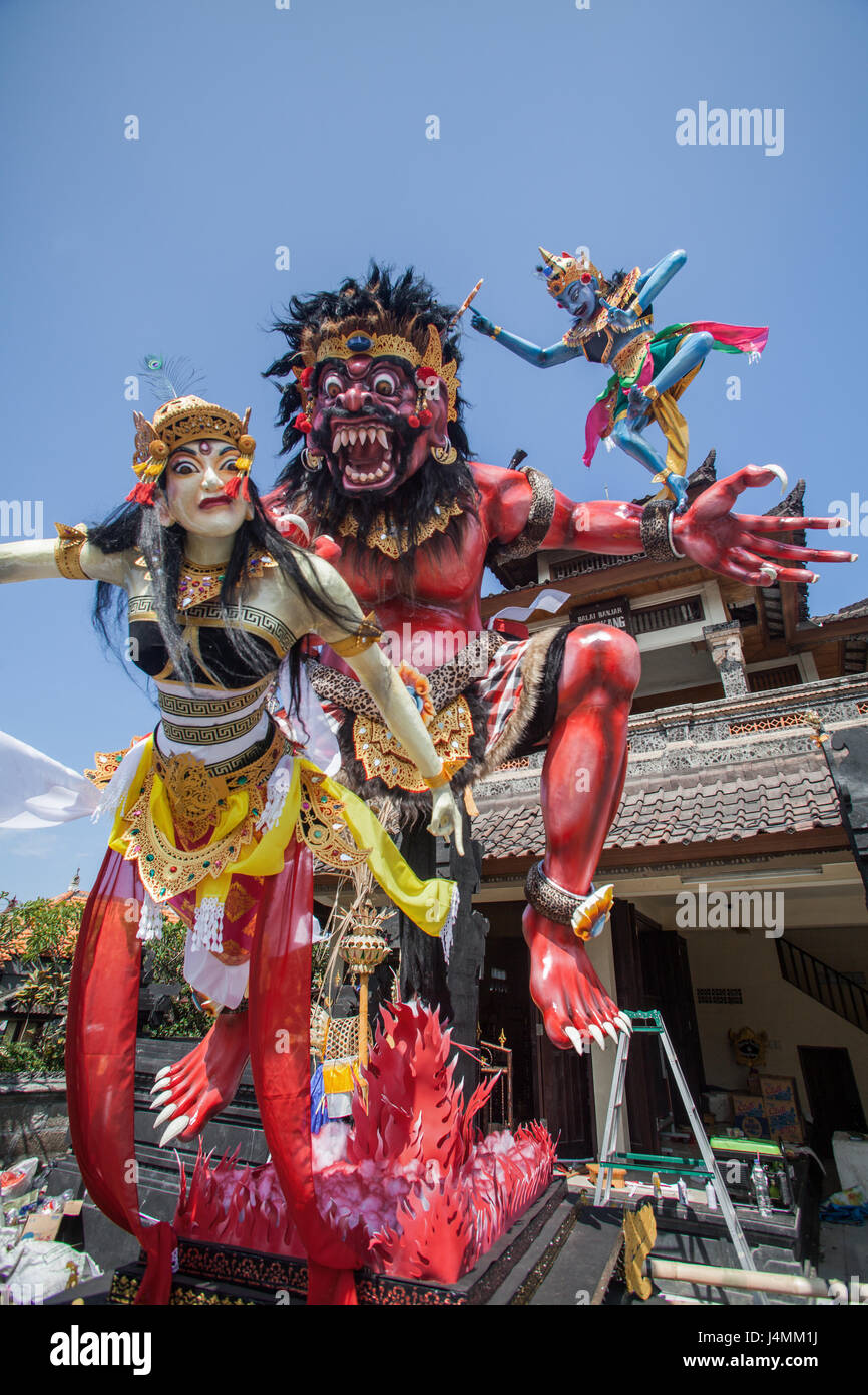 Enorme statua Ogoh-Ogoh con la fanciulla in pericolo artwork Balinese di mito e di leggenda creata con polistirolo e cartapesta una meravigliosa creazione Foto Stock